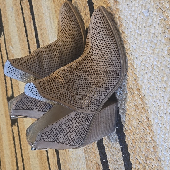 Vince Camuto Shoes - Vince Camuto Gibbella Perforated Tan Ankle Booties, GUC, 9.5
